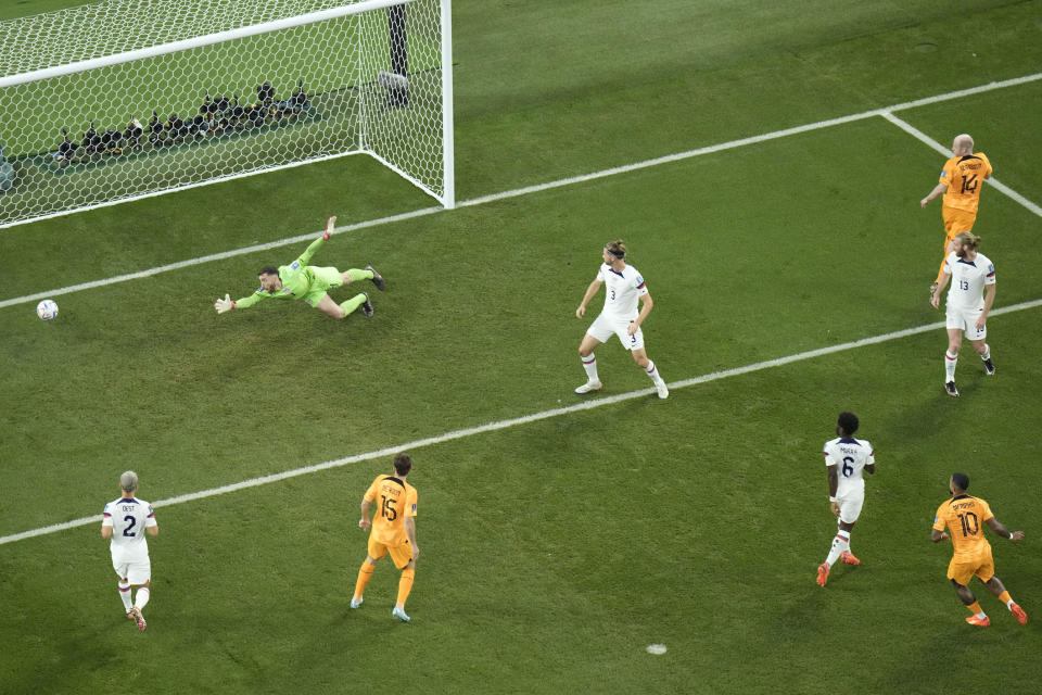 Memphis Depay (abajo, derecha) anota el primera tanto de Holanda en los octavos de final del Mundial de Qatar, contra Estados Unidos, en el estadio Jalifa Internacional, en Doha, Qatar, el 3 de diciembre de 2022. (AP Foto/Hassan Ammar)