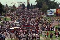 Des milliers de résidents du camp de Soweto affluent vers l'Orlando Stadium pour célébrer la libération de Nelson Mandela. AFP