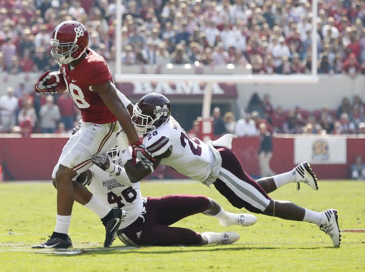The Buccaneers drafted Alabama tight end O.J. Howard in the first round of the NFL draft. (AP)