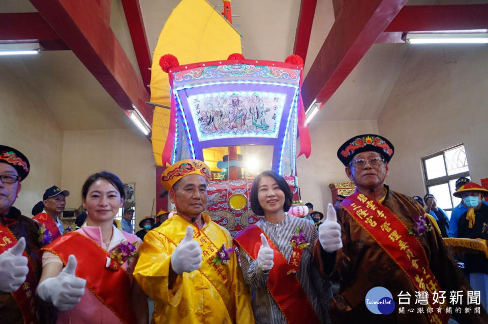 琉球迎王平安祭典王船進水典禮　天降平安糖祈福