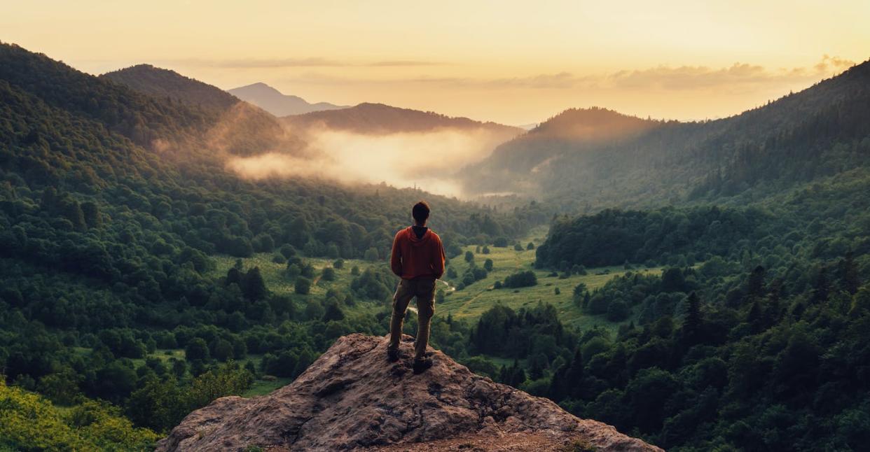 <a href="https://www.shutterstock.com/es/image-photo/young-man-standing-on-top-cliff-475421278" rel="nofollow noopener" target="_blank" data-ylk="slk:Duet PandG / Shutterstock;elm:context_link;itc:0;sec:content-canvas" class="link ">Duet PandG / Shutterstock</a>