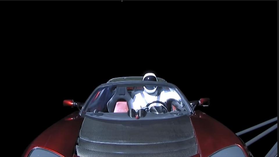 2018年時成為首部進入太空中的汽車，曾經是馬斯克座駕的Roadster已經完成兩次繞行太陽軌道的壯舉。（圖片來源/ Live View of Starman）