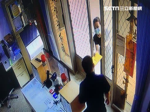 李女拿著合約書前來派出所報案。（圖／翻攝畫面）