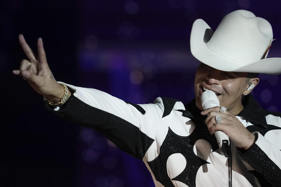 El vocalista Eduin Caz, de la banda regional mexicana Grupo Firme, durante un concierto gratuito en el Zócalo de la Ciudad de México, el domingo 25 de septiembre de 2022. (Foto AP/Eduardo Verdugo)