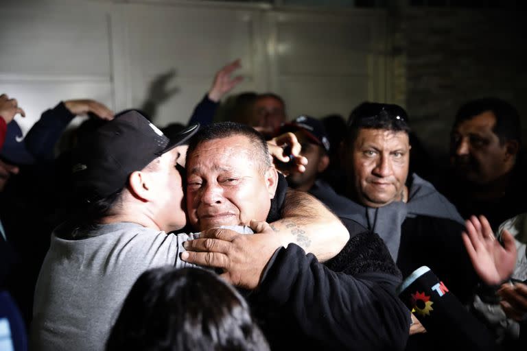 Conmoción en el velorio de Lolo Regueiro, el hincha que murió en medio de los incidentes en el estadio de Gimnasia