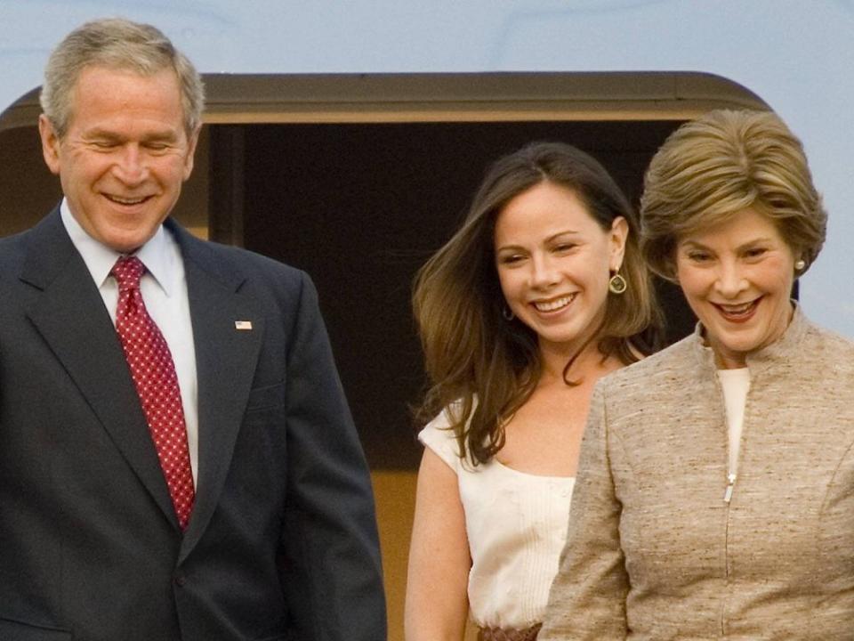 George W. Bush 2008 mit Tochter Barbara (M.) und Ehefrau Laura (r.). (Bild: imago/ZUMA Press)