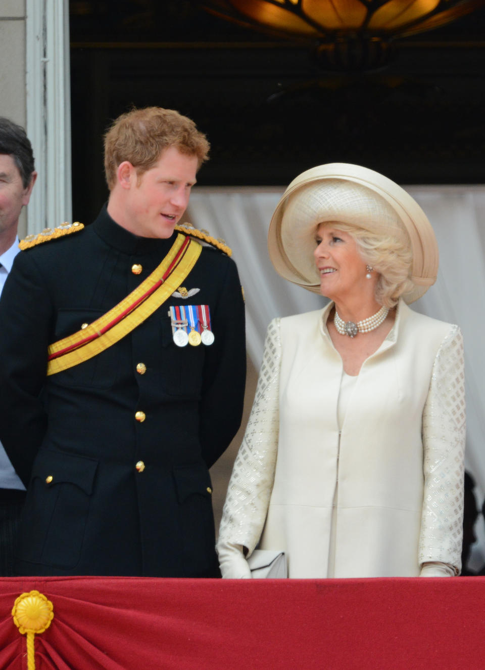 LONDON, ENGLAND - JUNE 15:  Príncipe Harry, and Camilla Duchess of Cornwall,  appear on the balcony of Buckingham Palace after the annual Trooping The Colour ceremony on June 15, 2013 in London, England.  (Photo by Julian Parker/UK Press via Getty Images)