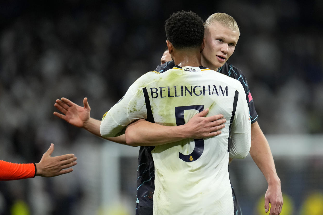  Erling Haaland, del Manchester City, y Jude Bellingham, del Real Madrid, dos de los jugadores más valiosos del mundo, el pasado 9 de abril, tras disputar un partido de Champions en el Estadio Santiago Bernabeu, España. (AP Photo/Manu Fernandez)