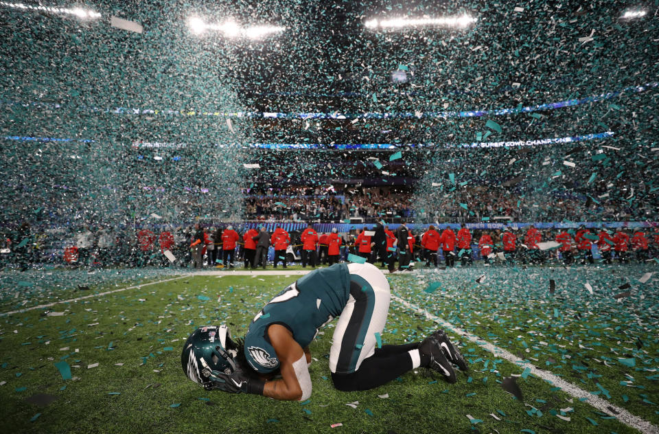 <p>Beim 52. Super Bowl gewannen die Außenseiter der Philadelphia Eagles überraschend gegen die New England Patriots. Eagles-Cornerback Patrick Robinson warf sich nach dem Sieg in Gebetshaltung auf den Boden. Für das Team aus Philadelphia ist es der erste Gewinn einer NFL-Meisterschaft. (Bild: REUTERS/Chris Wattie) </p>