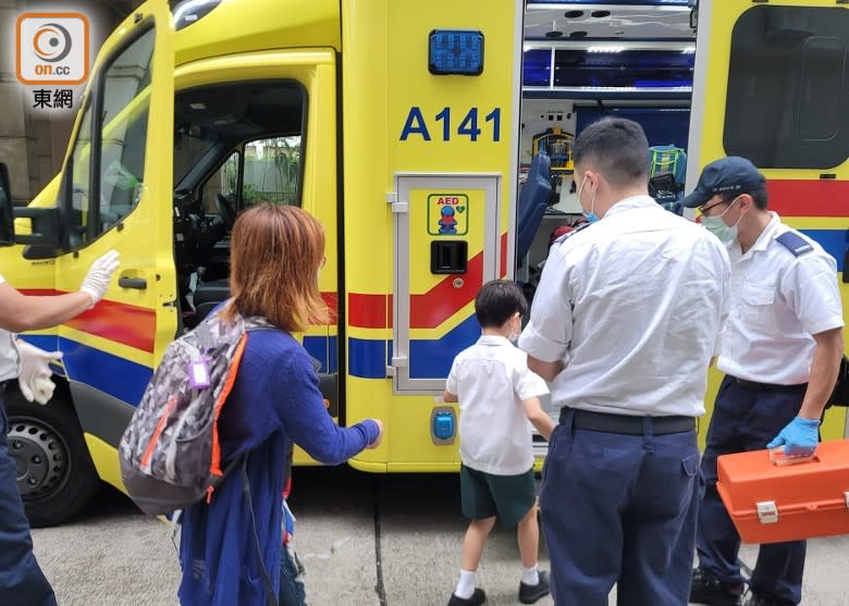 男童由救護車送院。(張世洋攝)