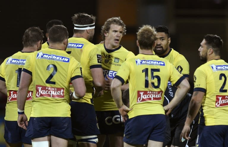 Clermont's centre Aurelien Rougerie (C) speaks with teammates during the French Top 14 rugby match against Pau on March 18, 2017