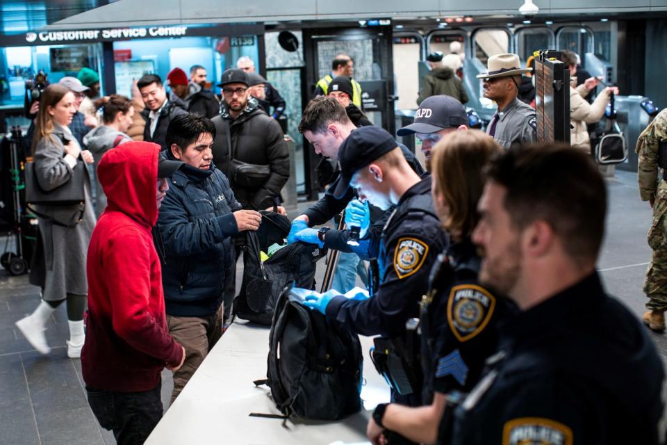 2024年3月7日，紐約市警察（NYPD）在紐約地鐵檢查民眾包包。路透社