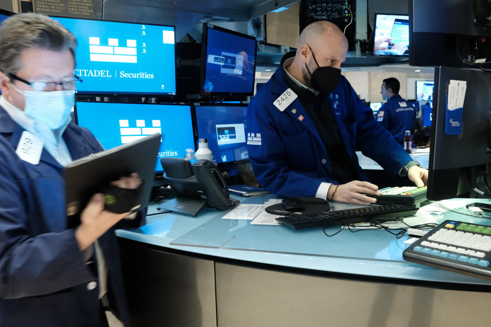 NEW YORK, NEW YORK - JANUARY 31: Traders work on the floor of the New York Stock Exchange (NYSE) on January 31, 2022 in New York City. After a volatile week, the Dow Jones Industrial Average was down slightly in morning trading. (Photo by Spencer Platt/Getty Images)