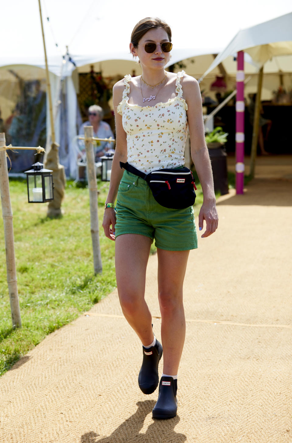 La nueva Lady Di de la pequeña pantalla es muy fan de los festivales y el año pasado no se quiso perder el de Glastonbury. Para estos eventos suele apostar por la comodidad y nunca se olvida de su riñonera. (Foto: Handout / Jack Notley / PMK BNC via Getty Images)