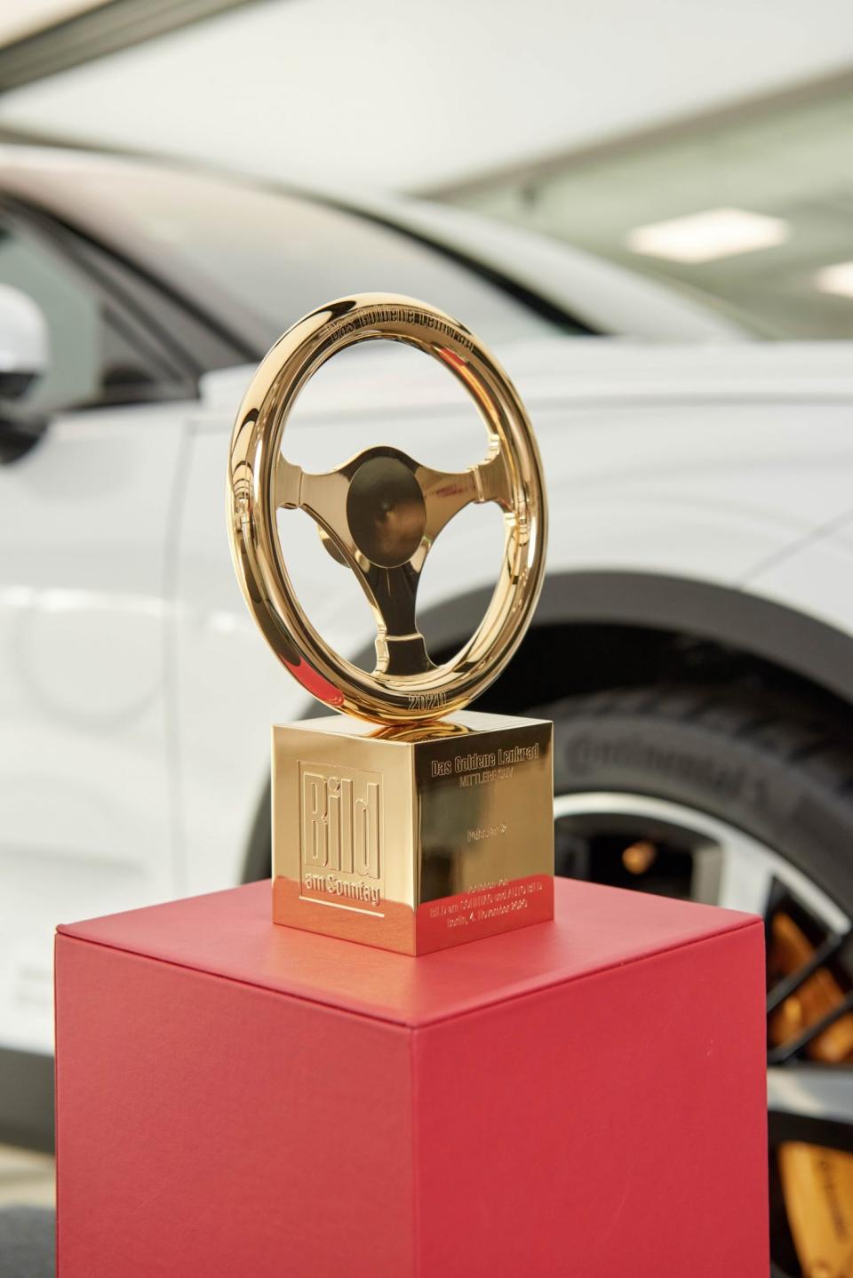 德國金舵獎，一個自1976年起就代表著汽車界最高榮譽的獎項。由AUTO BILD和BILD am SONNTAG共同創辦，這個獎項結合了專業評審和公眾投票，全面評估參賽車輛的性能、創新、安全及舒適度，是全球汽車製造商爭奪的榮譽象徵。
