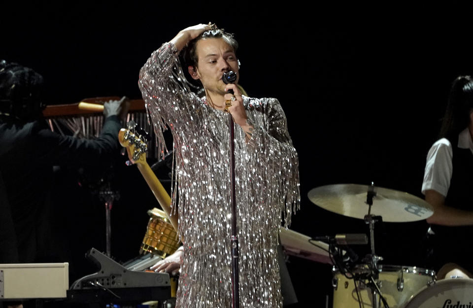 Harry Styles interpreta "As It Was" en la 65a entrega anual del Grammy el 5 de febrero de 2023 en Los Angeles. (Foto AP/Chris Pizzello)