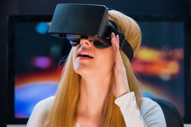 Why tech giants are spending billions on virtual reality