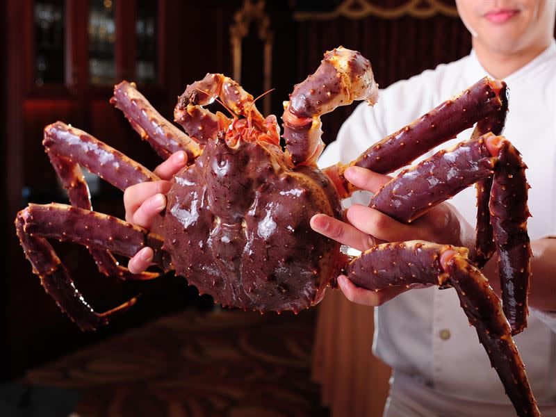 「潮品集‧潮坊」特選鄂霍次克海域的巨無霸活蟹入料，要讓食客們體驗帝王般的頂級味蕾享受。（圖／餐廳業者提供）