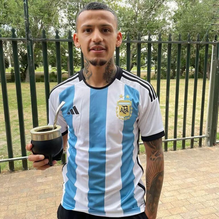 Junior Mendieta, con el mate y la camiseta argentina