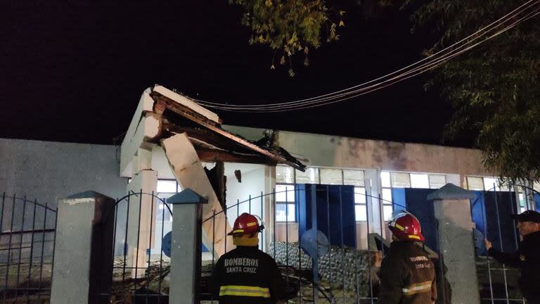 Bomberos trabajan en la Escuela Provincial Primaria N°44 de Río Gallegos