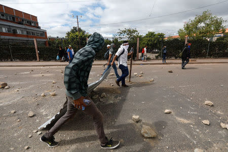 Supporters of Salvador Nasralla, presidential candidate for the Opposition Alliance Against the Dictatorship, block the street while they waits for official presidential election results outside the warehouse of the Supreme Electoral Tribunal in Tegucigalpa, Honduras, November 30, 2017. REUTERS/Edgard Garrido