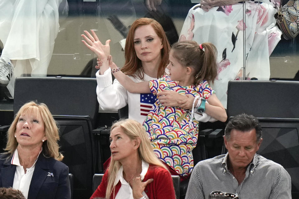 Jessica Chastain, centro, asiste a la ronda de clasificación de gimnasia artística femenina en la Arena Bercy de los Juegos Olímpicos de Verano de 2024, el domingo 28 de julio de 2024, en París, Francia. (Foto AP/Francisco Seco)