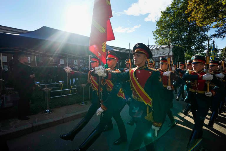 Una guardia de honor desfila frente al féretro de Mijail Gorbachov en su funeral en Moscú