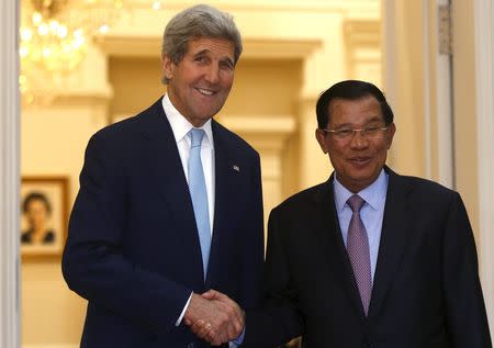 U.S. Secretary of State John Kerry is welcomed by Cambodia's Prime Minister Hun Sen in Phnom Penh, Cambodia January 26, 2016. REUTERS/Samrang Pring