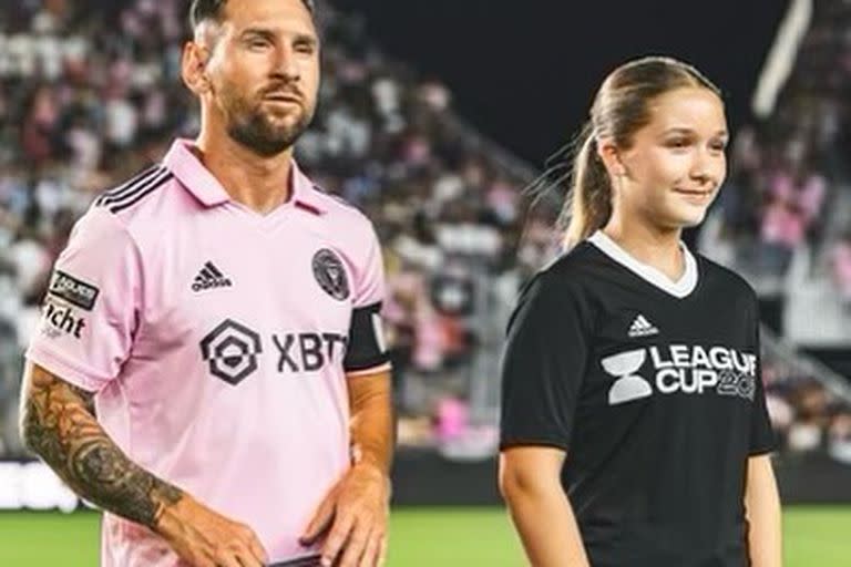 Lionel Messi junto a Harper, la hija de David y Victoria Beckham (Foto: Instagram/@victoriabeckham)