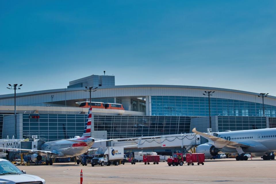 Der internationale Flughafen Dallas/Fort Worth, bekannt als DFW, ist ein wichtiges Drehkreuz für American Airlines. - Copyright: LJ Jones/Shutterstock