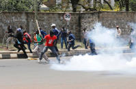 Supporters of the opposition National Super Alliance (NASA) coalition run after riot policemen dispersed protesters during a demonstration calling for removal of Independent Electoral and Boundaries Commission (IEBC) officials in Nairobi, Kenya September 26, 2017. REUTERS/Thomas Mukoya