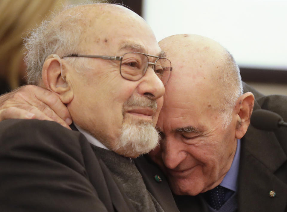 Piero Terracina (a sinistra, nella foto AP Photo/Alessandra Tarantino)