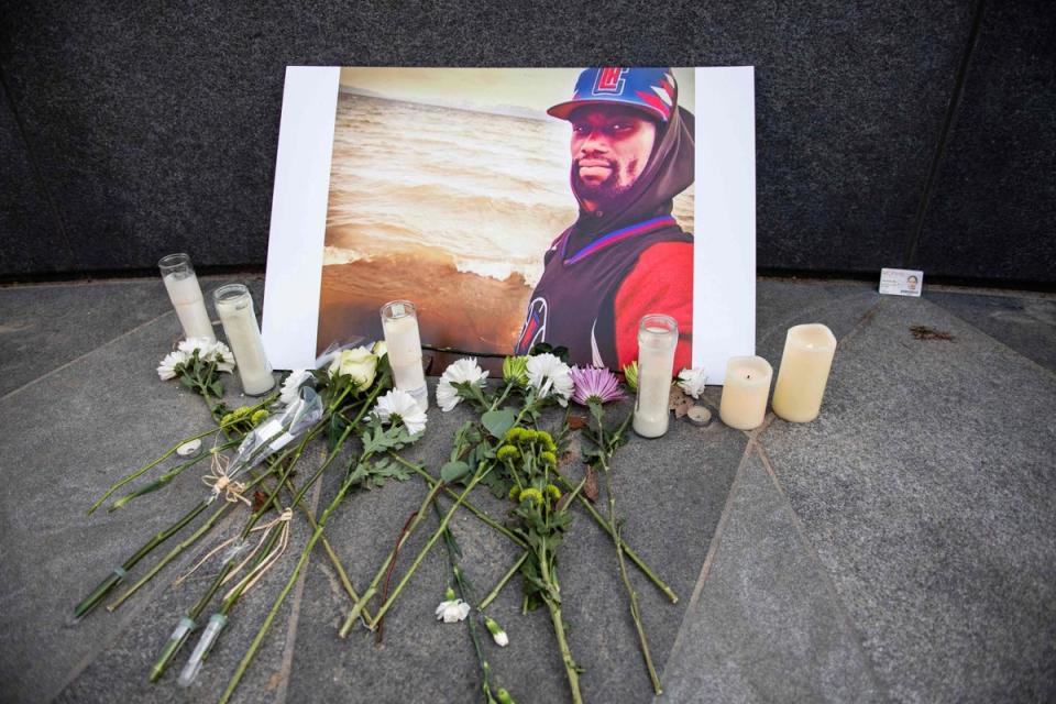 Se exhibe un homenaje a Tyre Nichols en la estatua The Embrace de Boston, Massachusetts (AFP vía Getty Images)