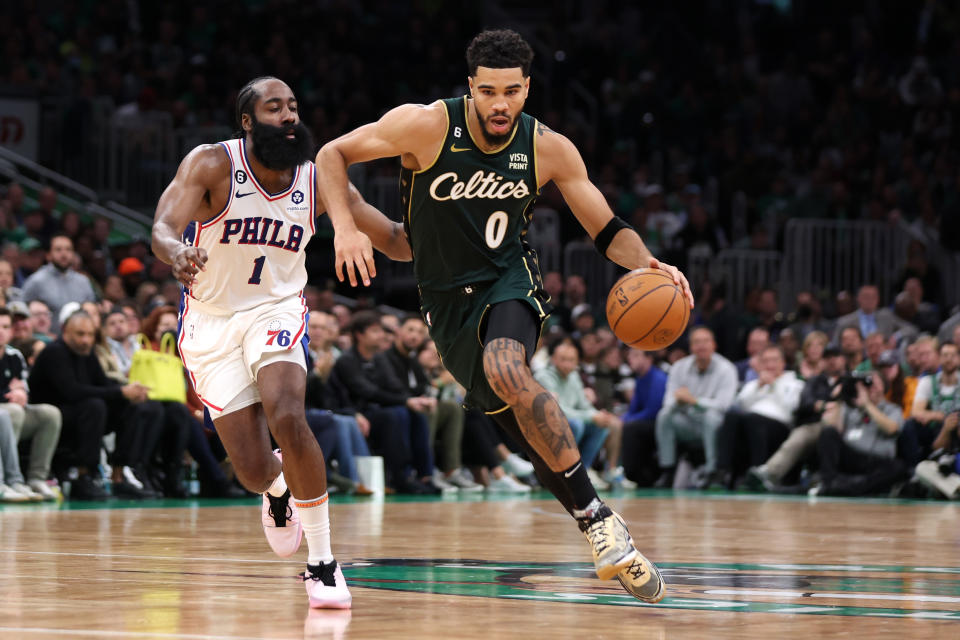 Jayson Tatum（圖右）率隊打退由James Harden領軍的費城76人。（Photo by Maddie Meyer/Getty Images）