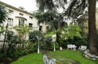 <p>Hasta los<strong> 90.000 euros al mes</strong> se dispara este palacete que cuenta con cuatro plantas y, según dicen en el anuncio, es ideal para embajadas. Cuenta con siete dormitorios, piscina, jardín y otras comodidades como plaza de garaje o trastero.<br>Foto: Idealista/<a rel="nofollow noopener" href="https://www.idealista.com/inmueble/81944221/" target="_blank" data-ylk="slk:Sotomora;elm:context_link;itc:0;sec:content-canvas" class="link ">Sotomora</a> </p>