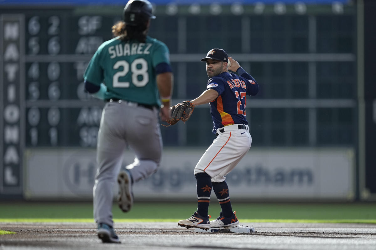 Jose Altuve Still Can't Get Over How Small He Looks Out There