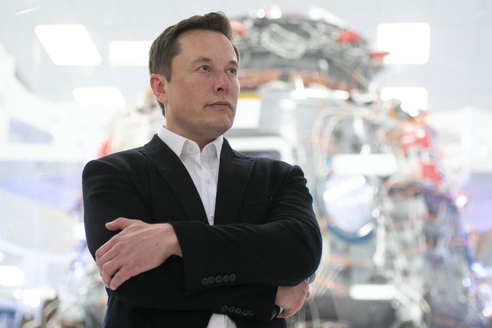 elon musk space x SpaceX Chief Engineer Elon Musk speaks in front of Crew Dragon cleanroom at SpaceX Headquarters in Hawthorne, California on October 10, 2019. (Photo by Yichuan Cao/NurPhoto via Getty Images)