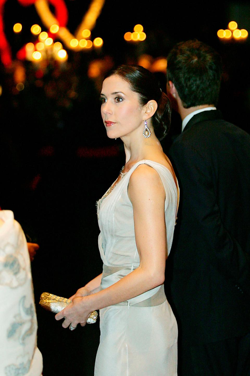 HOBART, AUSTRALIA - MARCH 11: Denmark's Australian-born Crown Princess Mary arrives at The Chocolate Lovers' Ball at Wrest Point Casino in Mary's hometown on March 11, 2005 in Hobart, Australia. The 13-day official visit is Mary's first to her home country as Scandinavian royalty with Crown Prince Frederik accompanying her. (Photo by Torsten Blackwood/pool/Getty Images)