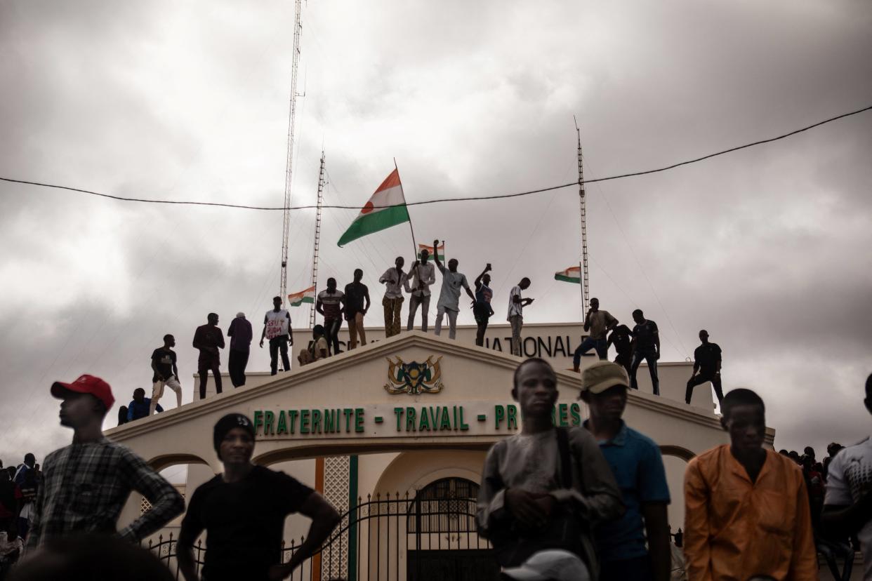 Lors d’un rassemblement à Niamey ce jeudi 3 août, des manifestants qui soutiennent les militaires putschites au Niger ont notamment brandit d’immenses drapeaux russes.
