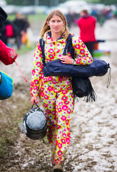 This festival goer brings some much-needed colour to all the brown. (SWNS)