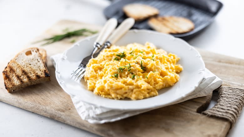 Scrambled eggs on plate