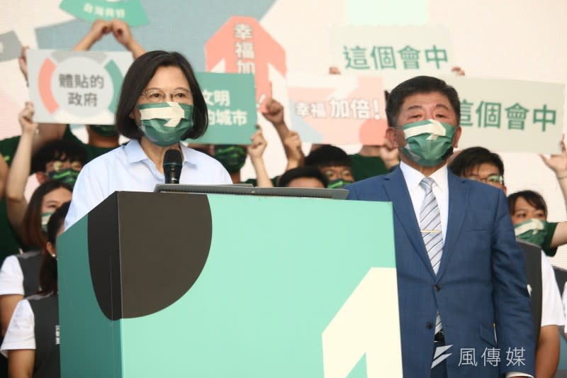 20221001-總統蔡英文（左）出席民進黨台北市長參選人陳時中（右）競選總部成立大會。（蔡親傑攝）