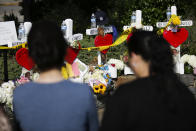 <p>People brings flowers for the makeshift memorial for victims of Tuesday’s terrorist attack along a bike path in lower Manhattan on Nov. 3, 2017 in New York City. (Photo: Eduardo Munoz Alvarez/Getty Images) </p>