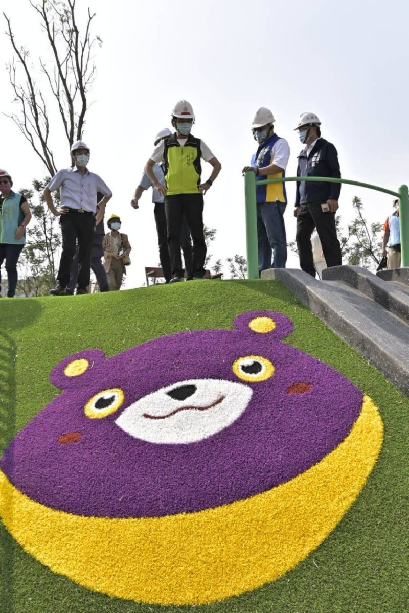 ▲園區內隨處可見開心遊玩的「高雄熊」公仔，營造宛如兒童樂園的歡樂氛圍。(圖／高市府工務局)