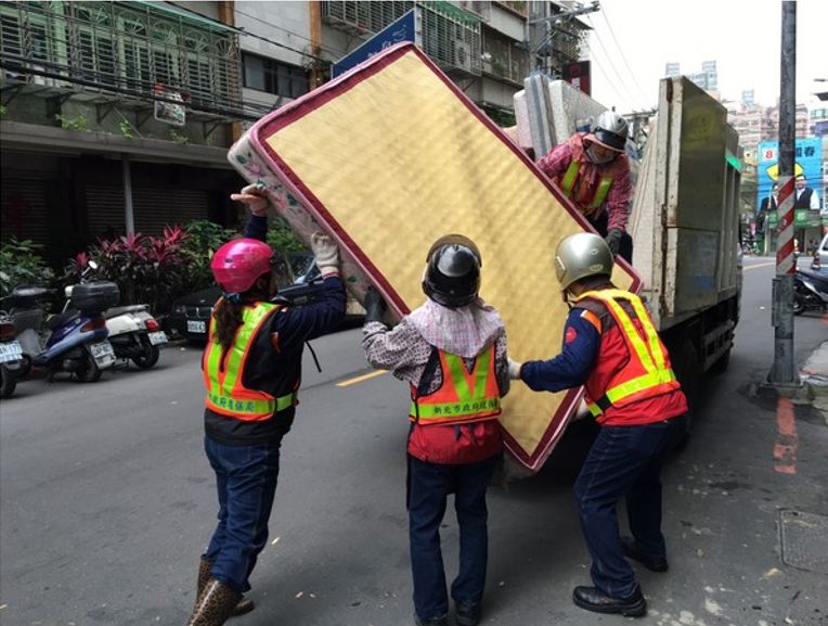 距離過年不到一個月，新北市環保局清潔隊員全面上緊發條，全力備戰完成清運任務。    圖：新北市環保局提供