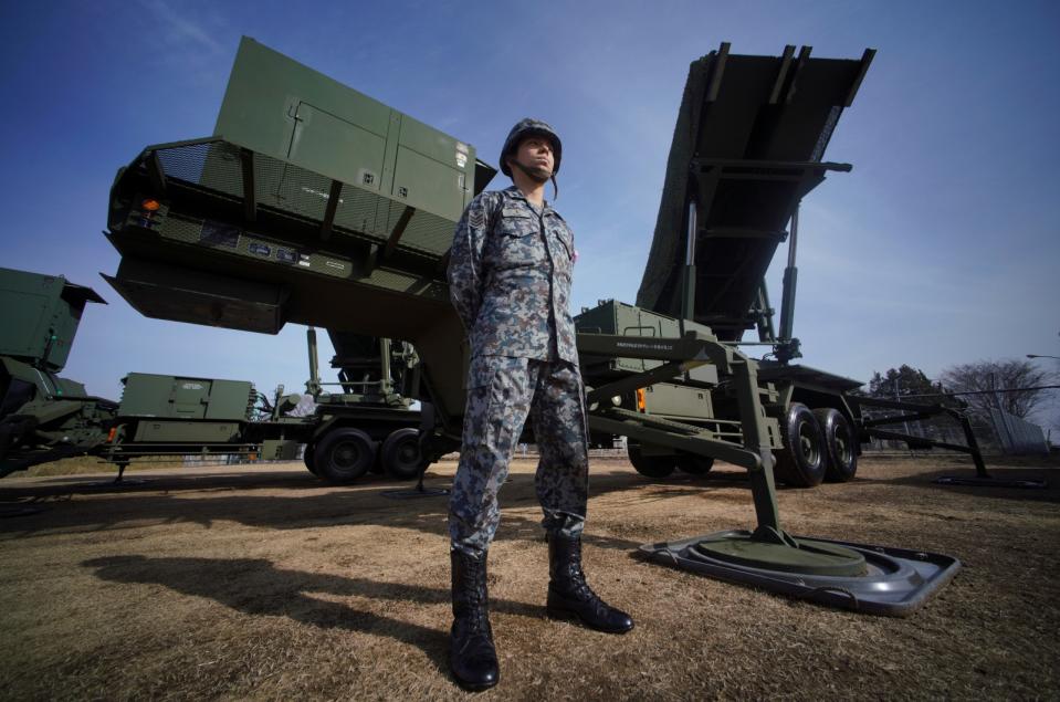 日本自衛隊成員捍衛愛國者三型防空飛彈系統，圖為2018年1月。美聯社