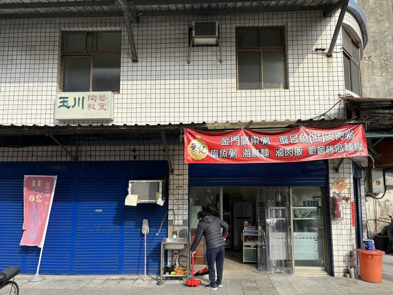 新北市三重區福隆路工地鄰損案，29日一早陸續有居民拖行李箱返家，在仁政街一樓開麵店多年的黃小姐說，仍擔心未來地震影響結構安全。（中央社）