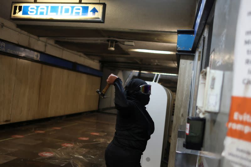 Protest against the deployment of the National Guard at Metro stations in Mexico City