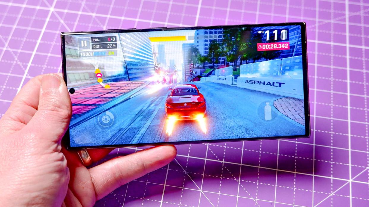  Samsung Galaxy S23 Ultra playing racing game. 