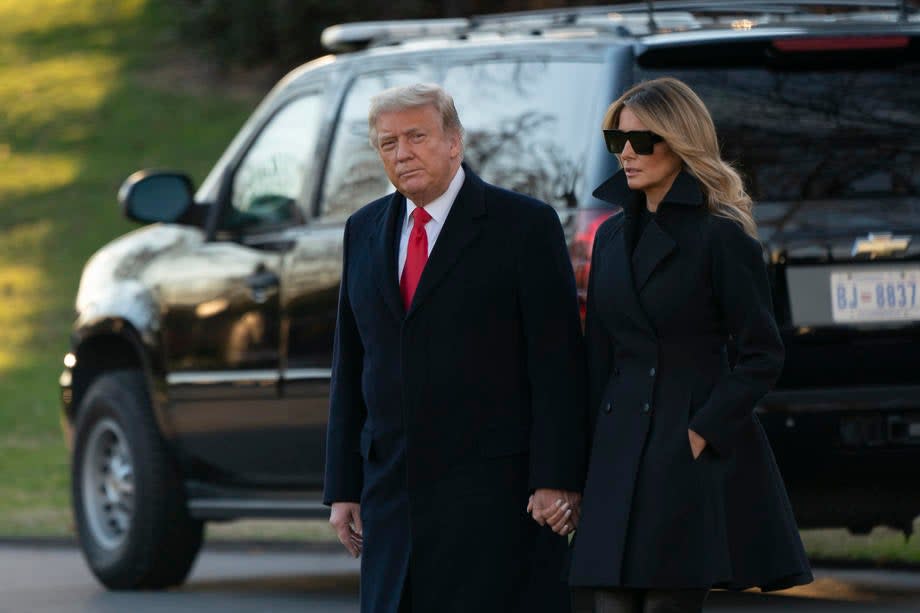 El presidente Donald Trump y la primera dama Melania Trump salen de la Casa Blanca el 23 de diciembre de 2020 (EPA-EFE)